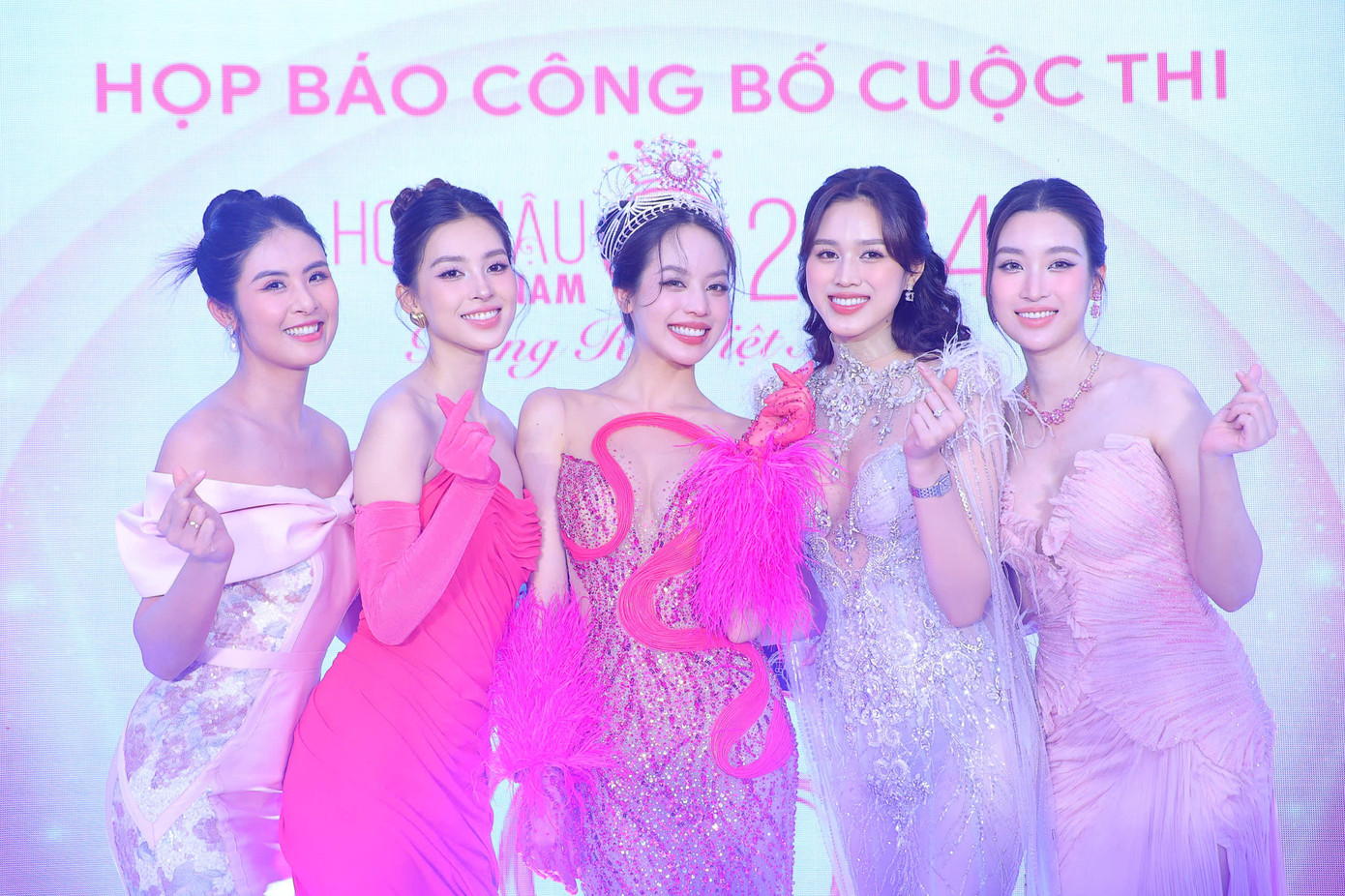 Nhan sắc các “chánh cung” Hoa hậu Việt Nam (từ trái qua): Đặng Ngọc Hân, Trần Tiểu Vy, Huỳnh Thị Thanh Thủy, Đỗ Thị Hà, Đỗ Mỹ Linh. Ảnh: TRỌNG TÀI