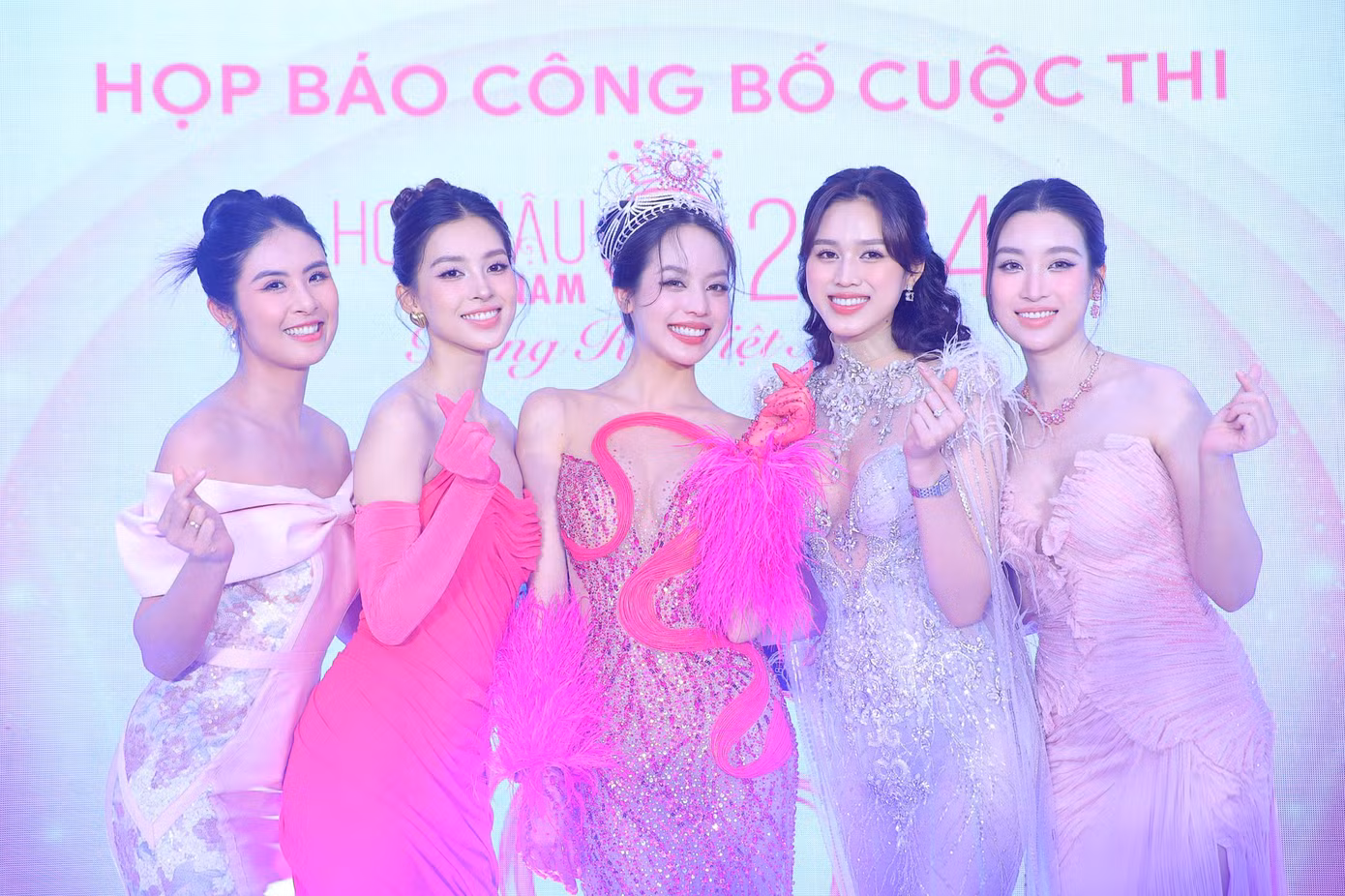 Nhan sắc các “chánh cung” Hoa hậu Việt Nam (từ trái qua): Đặng Ngọc Hân, Trần Tiểu Vy, Huỳnh Thị Thanh Thủy, Đỗ Thị Hà, Đỗ Mỹ Linh. Ảnh: TRỌNG TÀI Nhan sắc các “chánh cung” Hoa hậu Việt Nam (từ trái qua): Đặng Ngọc Hân, Trần Tiểu Vy, Huỳnh Thị Thanh Thủy, Đỗ Thị Hà, Đỗ Mỹ Linh. Ảnh: TRỌNG TÀI