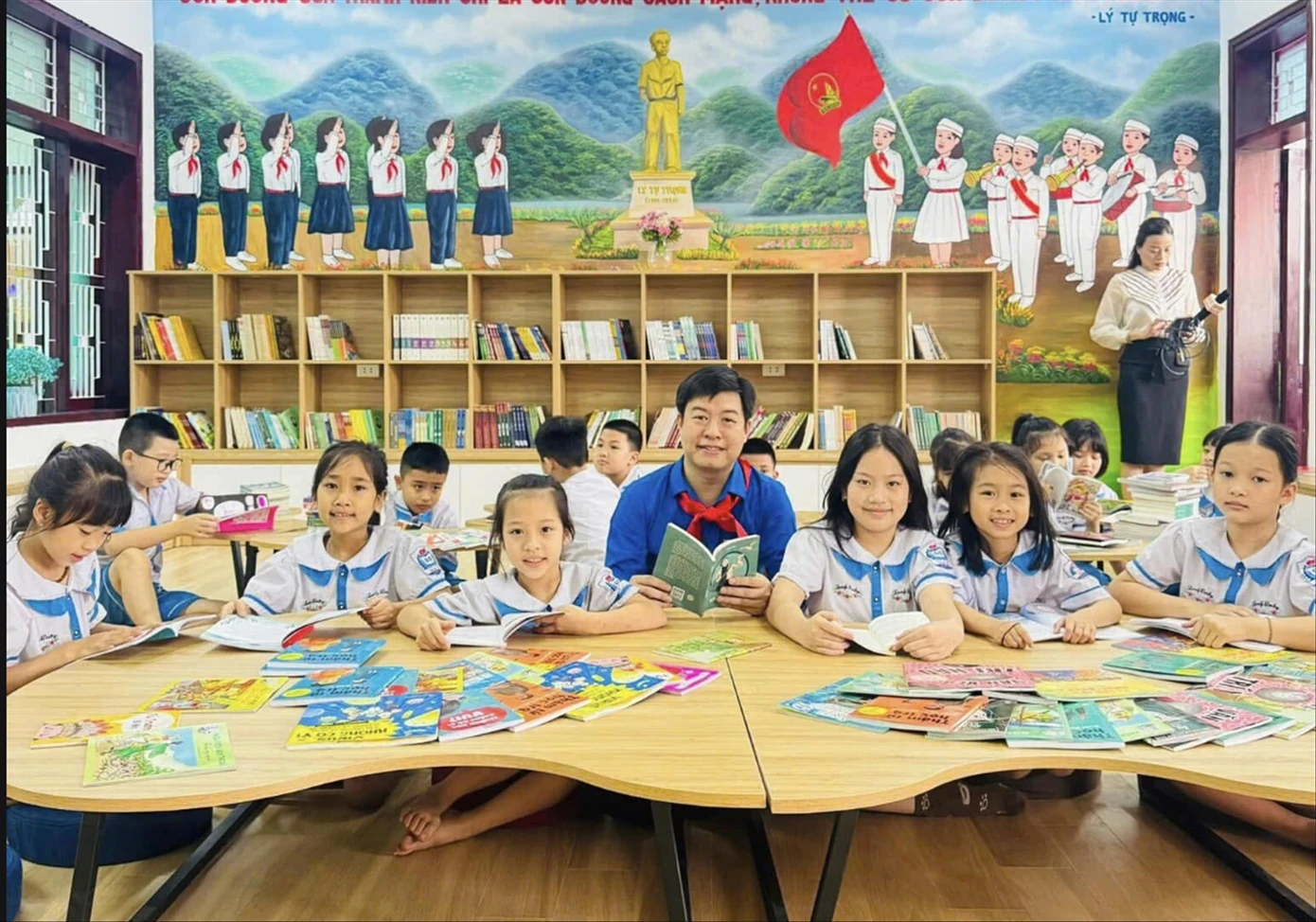 Anh Lê Hải Long - Trưởng Ban Công tác thiếu nhi T.Ư Đoàn, Phó Chủ tịch thường trực Hội đồng Đội T.Ư, lan tỏa văn hóa đọc cùng các em thiếu nhi.