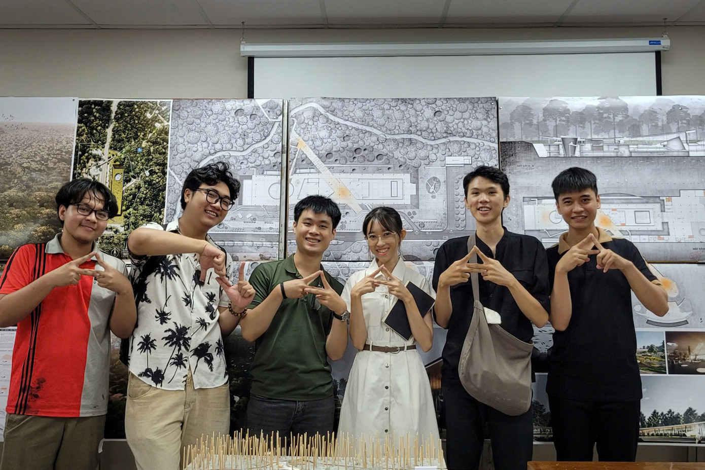 Nữ sinh Nguyễn Thị Thuý Quỳnh cùng nhóm hỗ trợ đồ án.