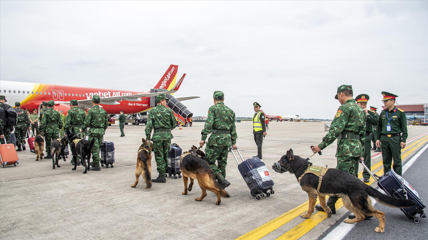 Đoàn quân khuyển của BĐBP rời sân bay Nội Bài, Hà Nội sang Myanmar chiều ngày 30/3. Ảnh: Văn Chương Đoàn quân khuyển của BĐBP rời sân bay Nội Bài, Hà Nội sang Myanmar chiều ngày 30/3. Ảnh: Văn Chương