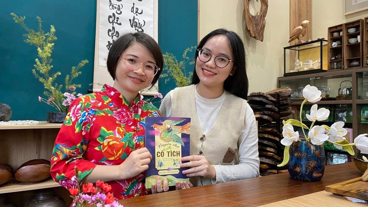 Hồng Vân (áo trắng) trong buổi phỏng vấn tác giả Truyện thơ cổ tích Hồng Vân (áo trắng) trong buổi phỏng vấn tác giả Truyện thơ cổ tích