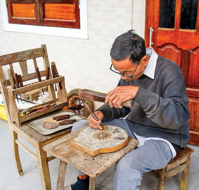 Nghệ nhân Hữu Phước đang chế tác bản khắc