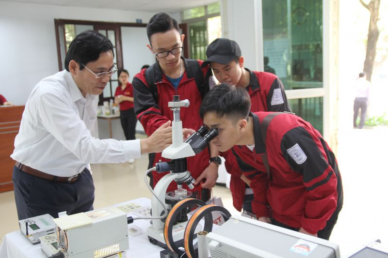 Thiếu nhân lực là một trong những điểm nghẽn với Việt Nam trong thu hút đầu tư vào bán dẫn. Trong ảnh: Sinh viên Hàn Quốc trải nghiệm tại phòng nghiên cứu của ĐH Bách khoa Hà Nội