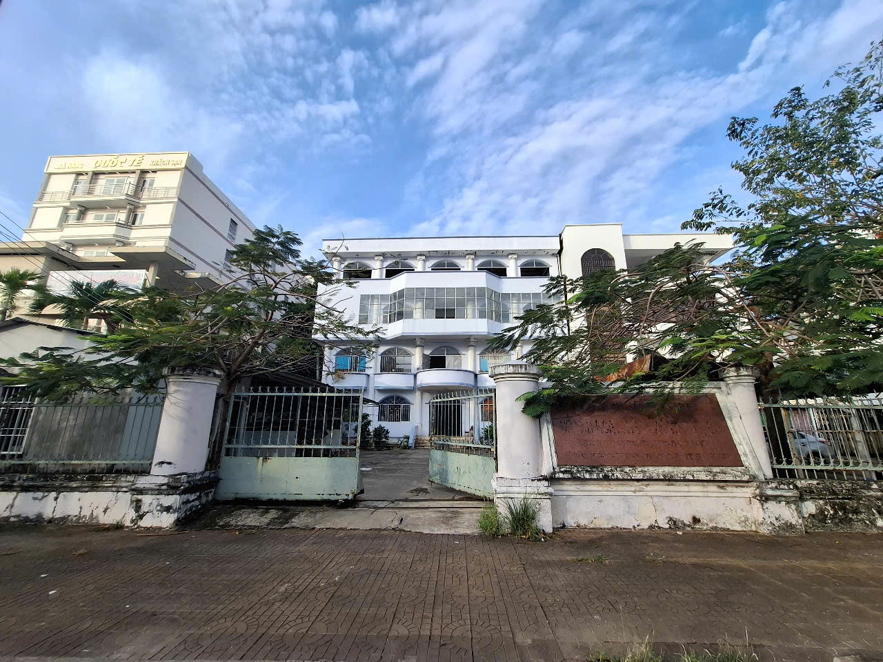 Trụ sở Sở Văn hoá – Thể thao và Du lịch dời về chung toà nhà UBND tỉnh vẫn bỏ không thời gian qua, có dấu hiệu xuống cấp nghiêm trọng