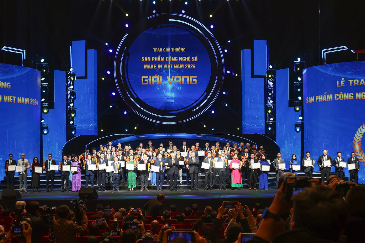 Tổng Bí thư Tô Lâm và Phó Thủ tướng Thường trực Chính phủ Nguyễn Hòa Bình trao giải Vàng sản phẩm Make in Việt Nam tại Diễn đàn quốc gia về doanh nghiệp công nghệ số Việt Nam lần thứ VI, sáng 15/1 Tổng Bí thư Tô Lâm và Phó Thủ tướng Thường trực Chính phủ Nguyễn Hòa Bình trao giải Vàng sản phẩm Make in Việt Nam tại Diễn đàn quốc gia về doanh nghiệp công nghệ số Việt Nam lần thứ VI, sáng 15/1