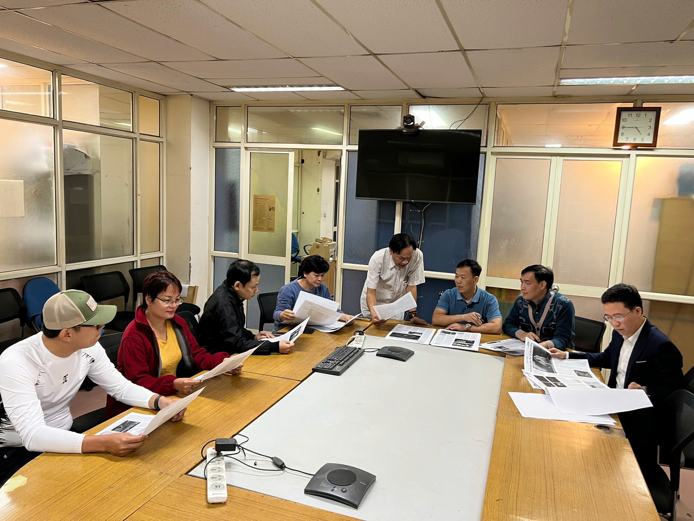 Thư ký tòa soạn và kỹ mỹ thuật kiểm tra bản bông trước khi truyền nhà in. Ảnh: Vũ Lương