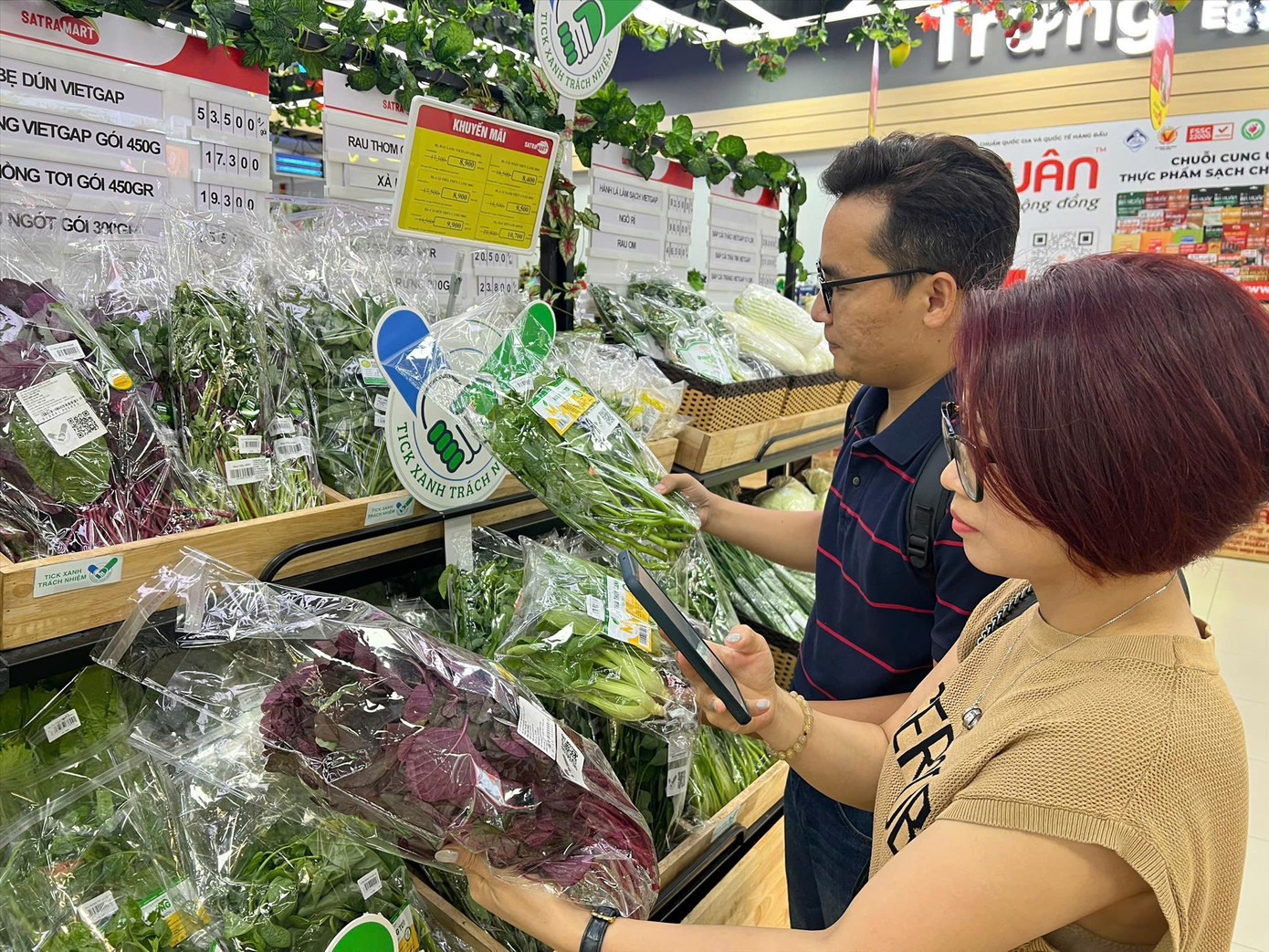 Người tiêu dùng quét mã QR trên “tick xanh trách nhiệm” để soi nguồn gốc thực phẩm. Ảnh: U.P Người tiêu dùng quét mã QR trên “tick xanh trách nhiệm” để soi nguồn gốc thực phẩm. Ảnh: U.P