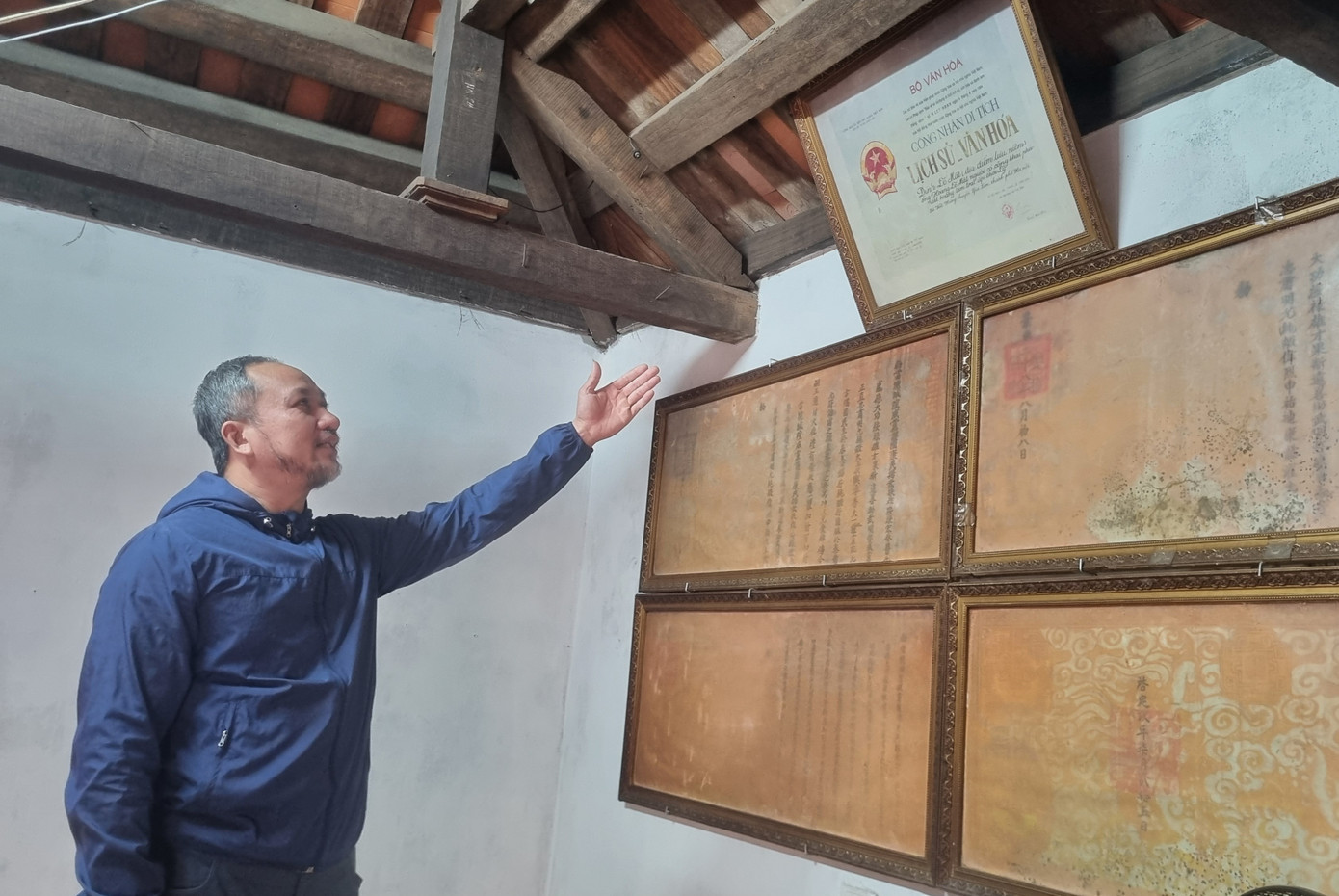 Ông Trần Minh Trí giới thiệu về lịch sử, văn hóa làng Lệ Mật.