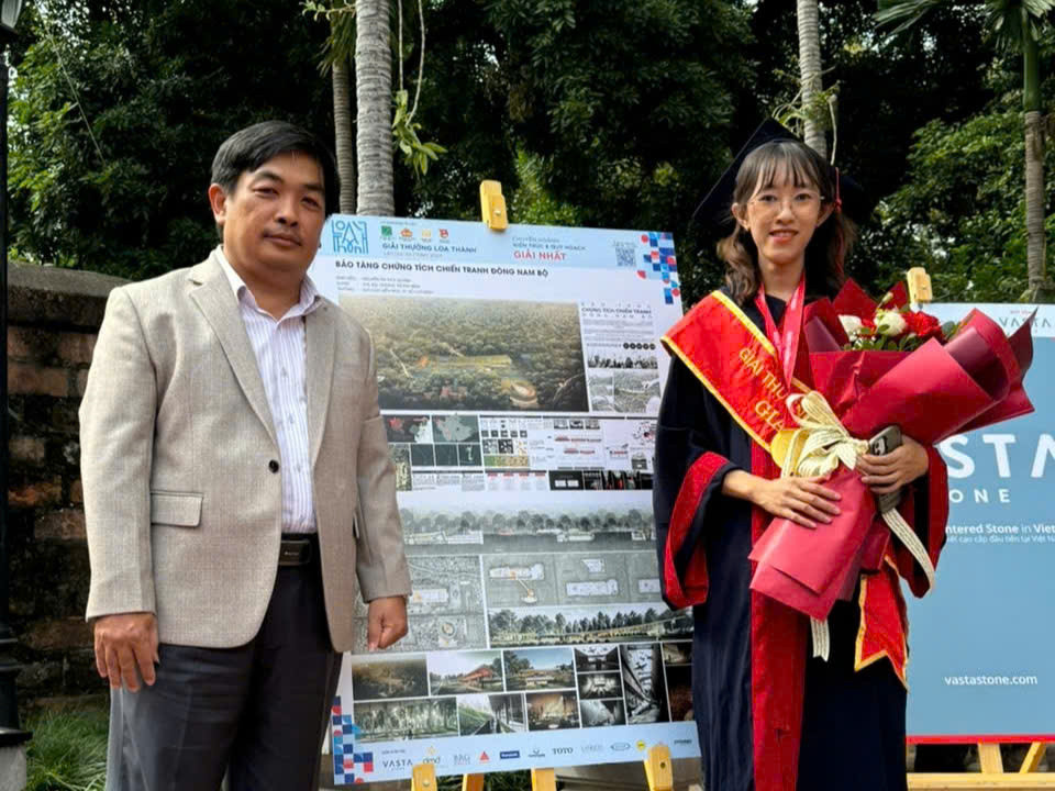 Nữ sinh Nguyễn Thị Thúy Quỳnh (bên phải ảnh) đoạt giải Nhất Giải thưởng Loa Thành năm 2024.