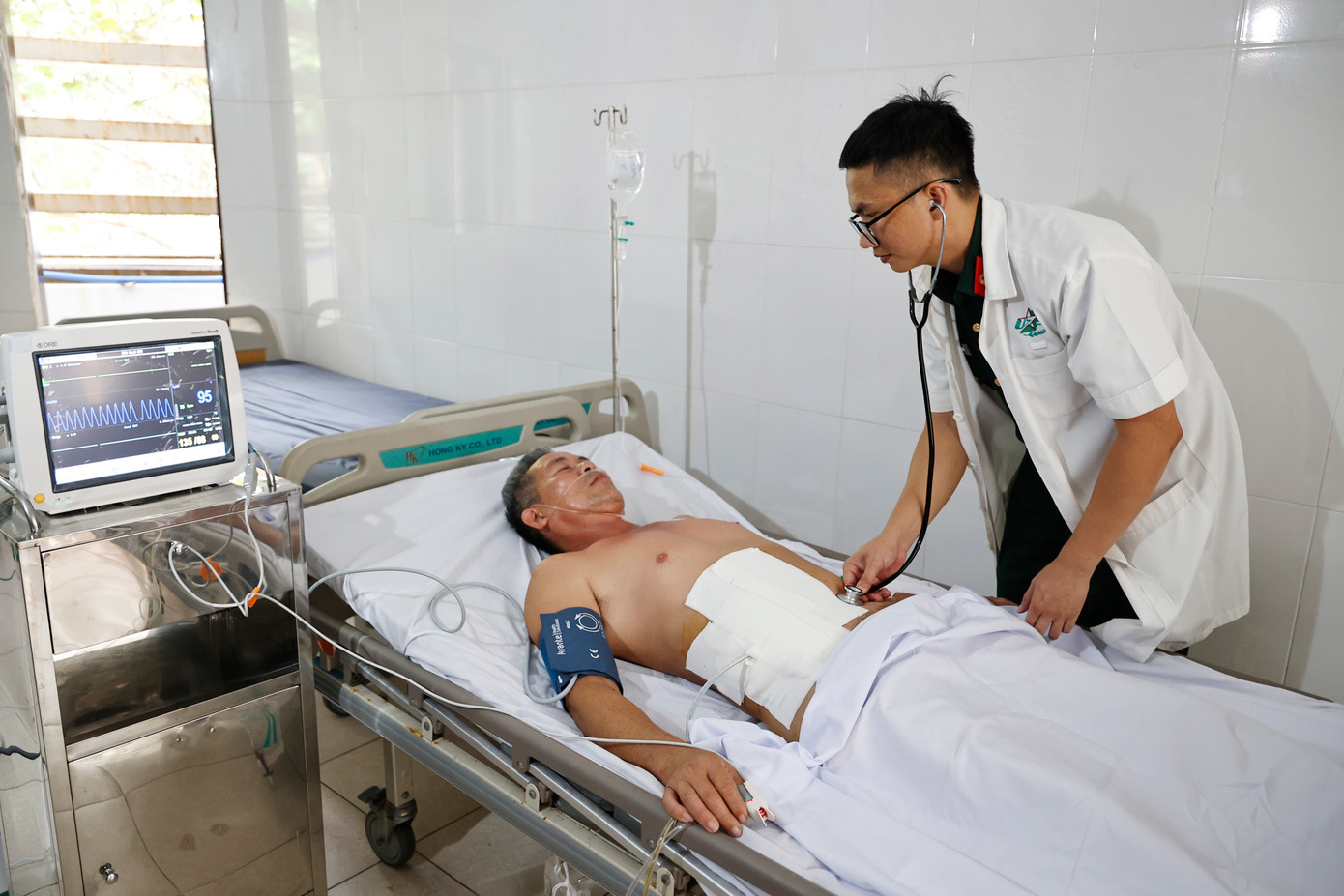 Bác sĩ Đại úy Hồ Sỹ Ngọc, Bệnh viện Quân y 175 thăm khám cho bệnh nhân sau phẫu thuật ruột thừa Bác sĩ Đại úy Hồ Sỹ Ngọc, Bệnh viện Quân y 175 thăm khám cho bệnh nhân sau phẫu thuật ruột thừa