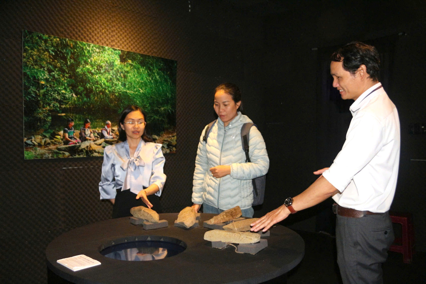 Du khách trải nghiệm âm thanh của đá qua sự giới thiệu của cán bộ, nhân viên bảo tàng Du khách trải nghiệm âm thanh của đá qua sự giới thiệu của cán bộ, nhân viên bảo tàng