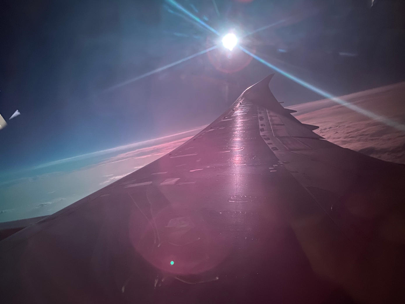 Ảnh chụp qua cửa sổ khi máy bay bay trên độ cao 11 cây số ở Trung Á. Tiếc là camera điện thoại không thể hiện đúng màu sắc bên ngoài với đầy ánh bạc của mặt trăng khi ấy.