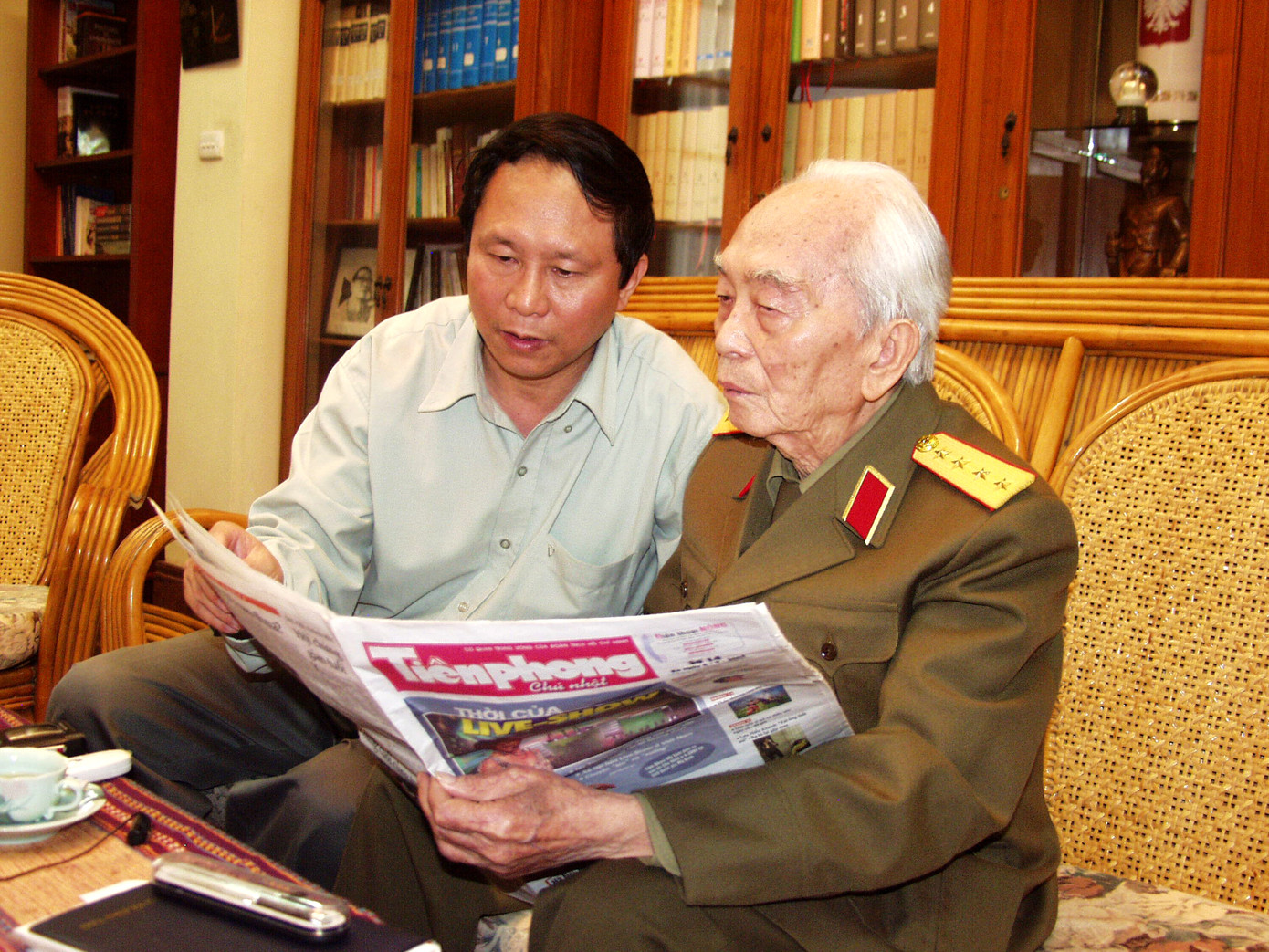 Đại tướng Võ Nguyên Giáp và anh Dương Xuân Nam tại nhà riêng của Đại tướng. Ảnh: Hồng Vĩnh Đại tướng Võ Nguyên Giáp và anh Dương Xuân Nam tại nhà riêng của Đại tướng. Ảnh: Hồng Vĩnh