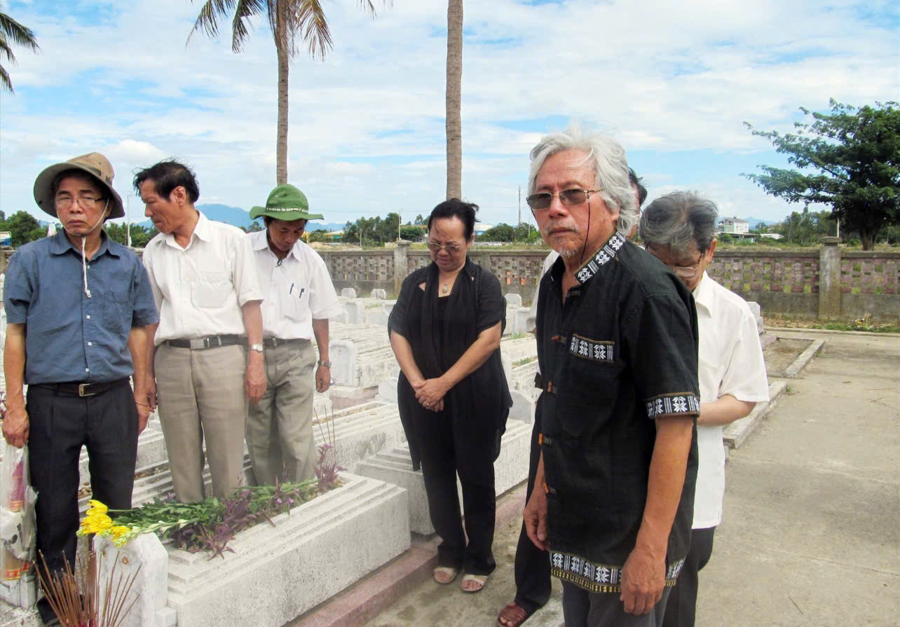 Các nhà thơ, nhà văn từng chiến đấu ở chiến trường B thăm đồng đội đã hi sinh nằm lại nghĩa trang tỉnh Quảng Nam (Cha tác giả thứ 2, từ trái qua)