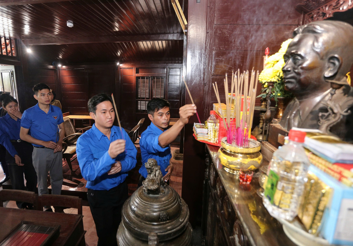 Các Đoàn viên Thanh niên tỉnh Quảng Trị dâng hương tưởng nhớ Tổng Bí thư Lê Duẩn. Ảnh: Phạm Trường Các Đoàn viên Thanh niên tỉnh Quảng Trị dâng hương tưởng nhớ Tổng Bí thư Lê Duẩn. Ảnh: Phạm Trường