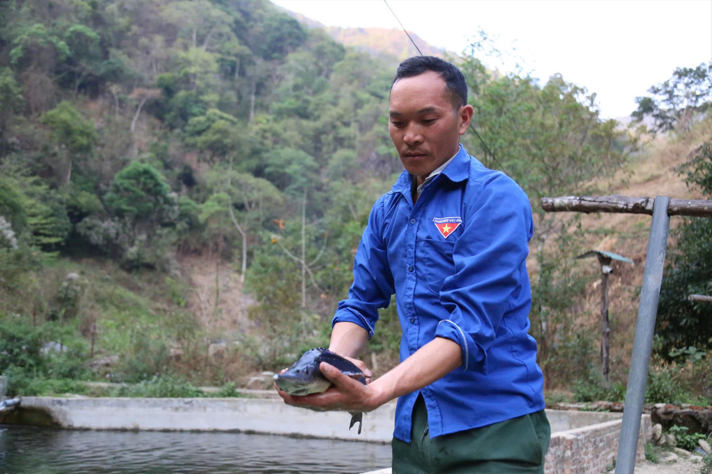 Anh Hờ A Sử bên trại cá