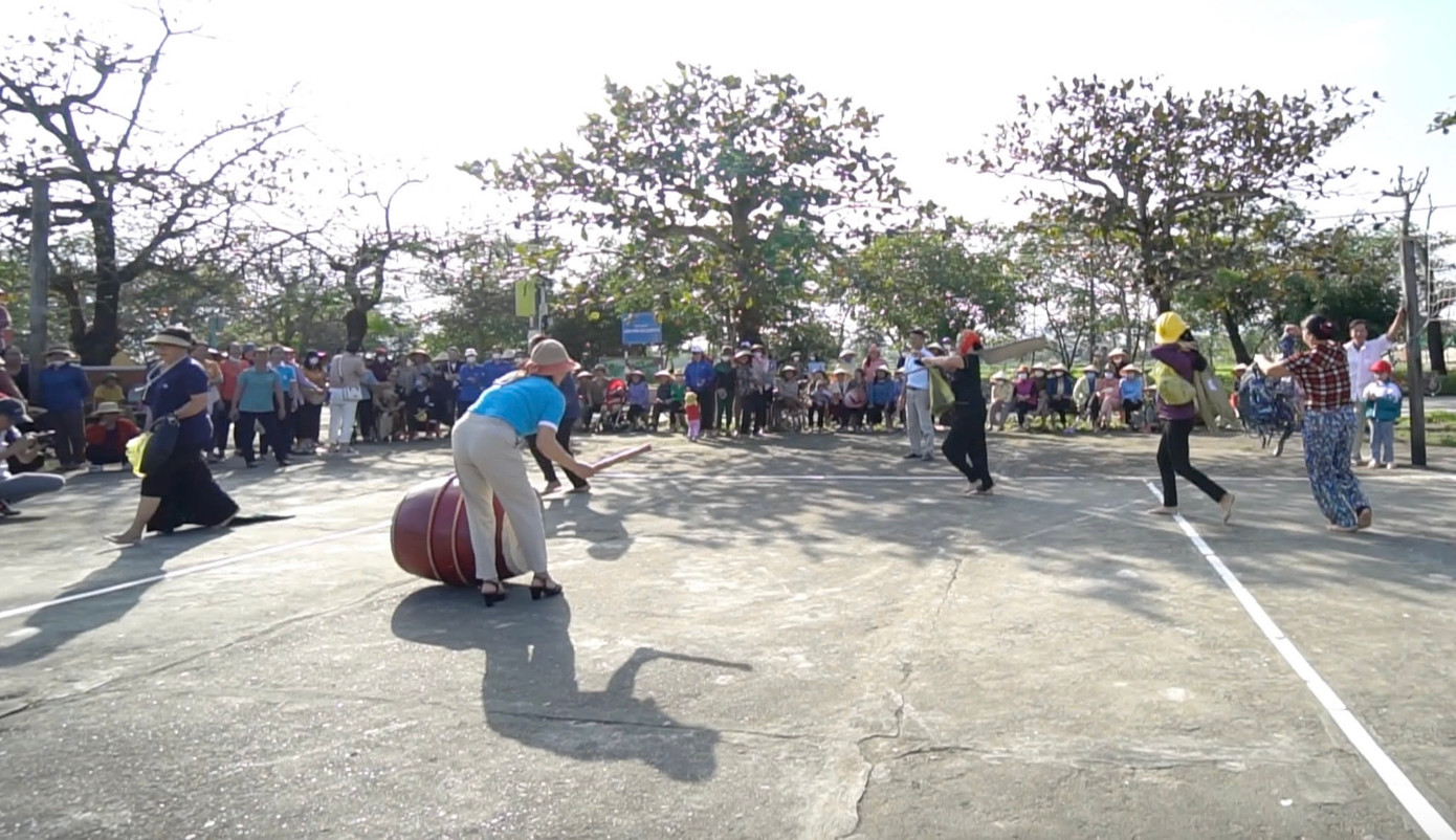 Trò chơi chạy hóa trang là một trong những điểm nhấn của ngày hội xuân