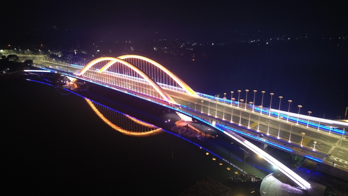 Những cây cầu bắc ngang tạo điểm nhấn tham quan, du lịch cho sông Hương êm đềm