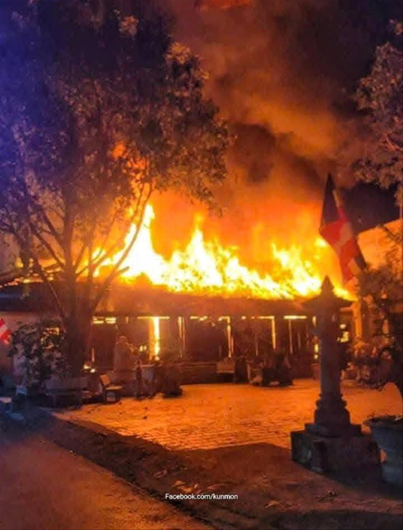 Chùa Vẽ (Bắc Giang) chìm trong biển lửa. Chùa Vẽ (Bắc Giang) chìm trong biển lửa.