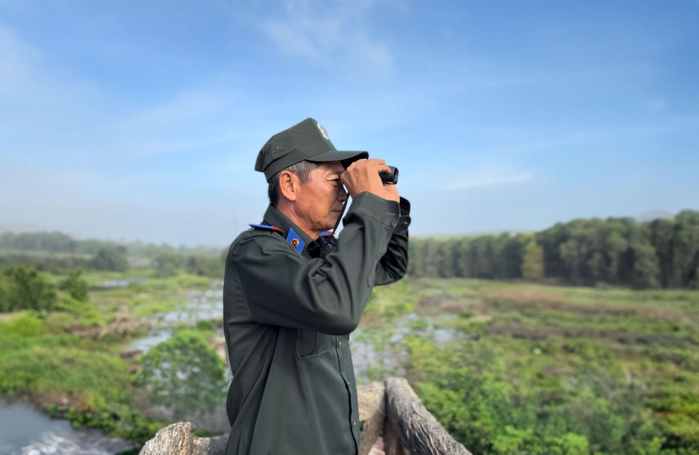 Ông Đỗ Minh Chánh, cán bộ Vườn Quốc gia Tràm Chim quan sát quanh Vườn Ông Đỗ Minh Chánh, cán bộ Vườn Quốc gia Tràm Chim quan sát quanh Vườn