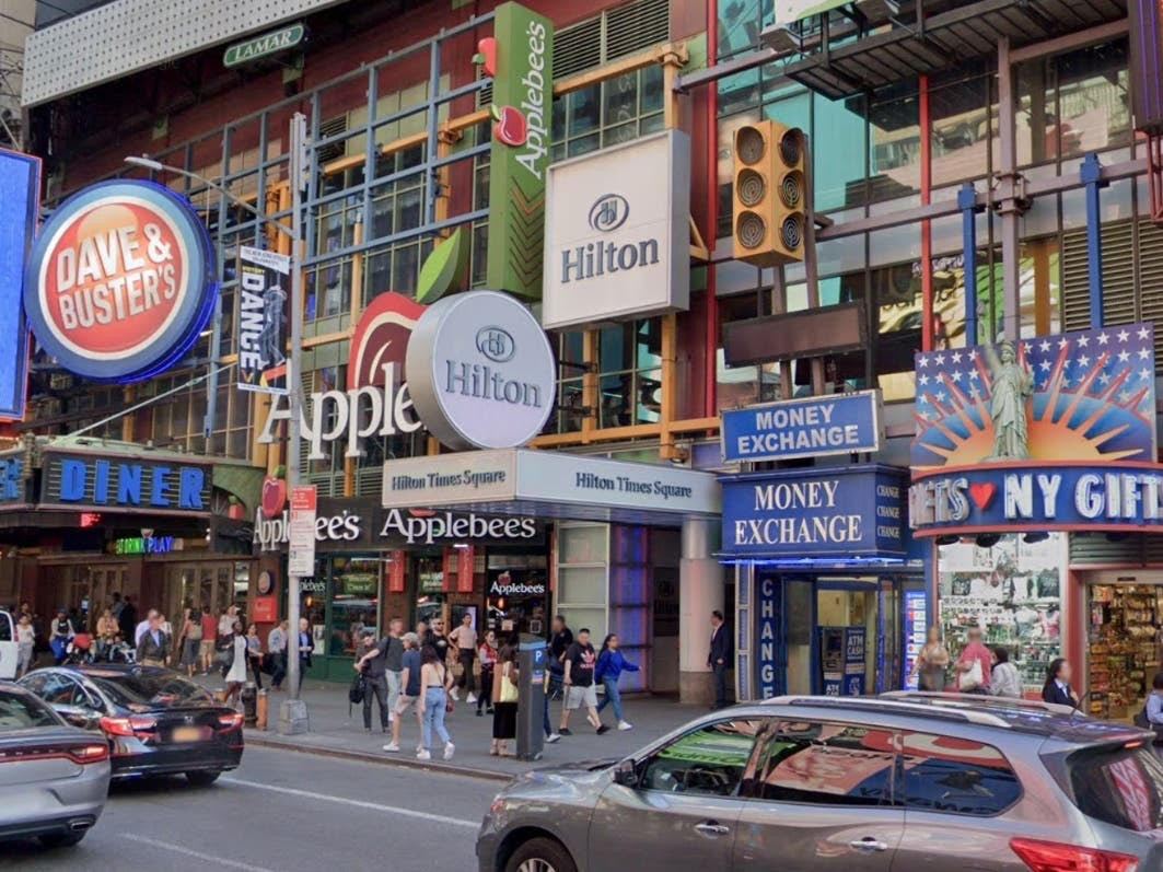 Khách sạn Hilton Timesquare N.Y, nơi xảy ra thảm kịch ngày 4/12/2024 Khách sạn Hilton Timesquare N.Y, nơi xảy ra thảm kịch ngày 4/12/2024