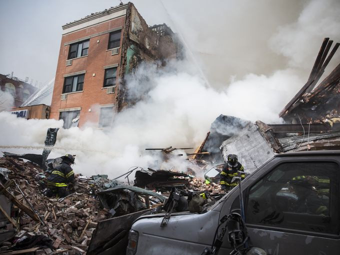 Nổ lớn ở New York, sập 2 tòa nhà, 2 người chết ảnh 14