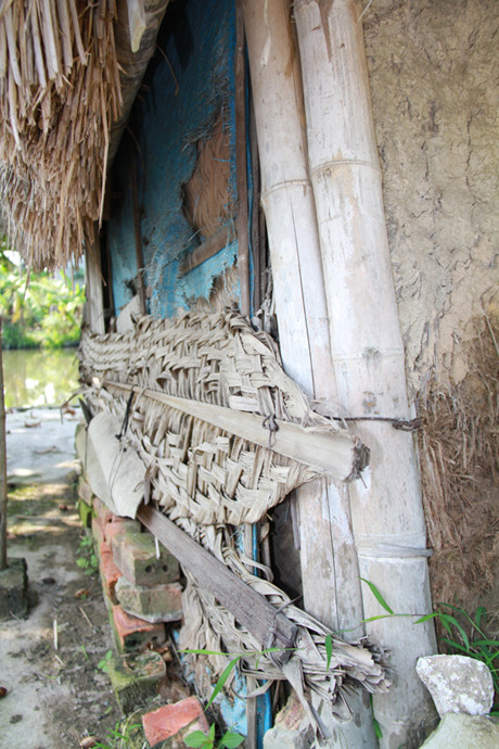 Ông bà Đức kể, qua rất nhiều trận mưa bão mà ngôi nhà không đổ, chỉ bị xiêu vẹo. Ảnh: Trường Phong