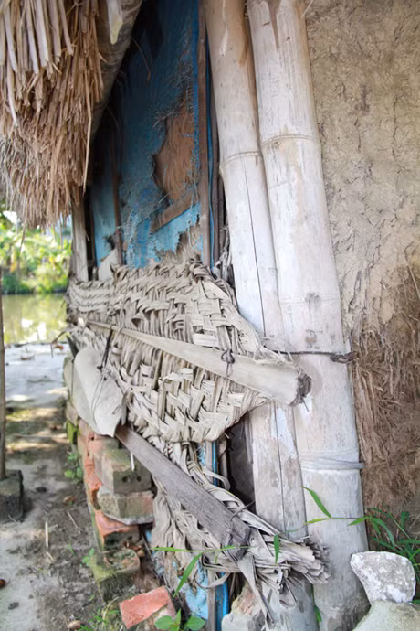 Ông bà Đức kể, qua rất nhiều trận mưa bão mà ngôi nhà không đổ, chỉ bị xiêu vẹo. Ảnh: Trường Phong