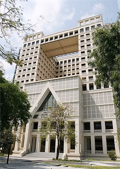 ĐH Chulalongkorn gồm 20 khoa và các trường trực thuộc là Cao đẳng Hóa dầu - Dầu mỏ và Trường kinh doanh Sasin