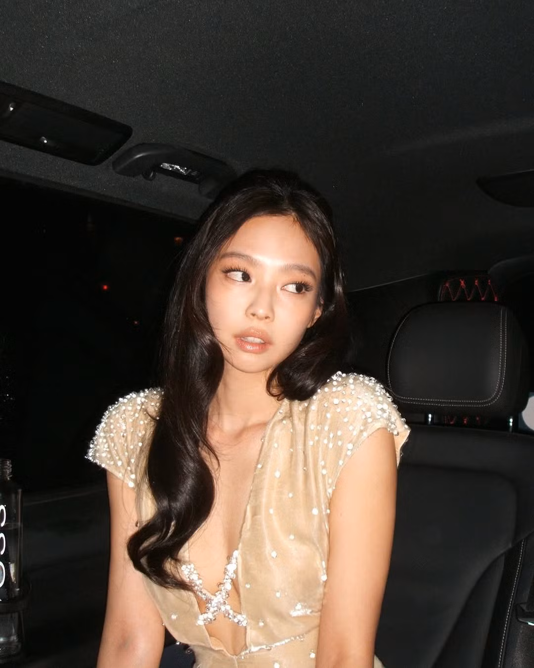 Ngoài những lời khen, một số khán giả cho rằng bộ móng tay làm giảm bớt vẻ hoàn hảo của Jennie vì quá dài.