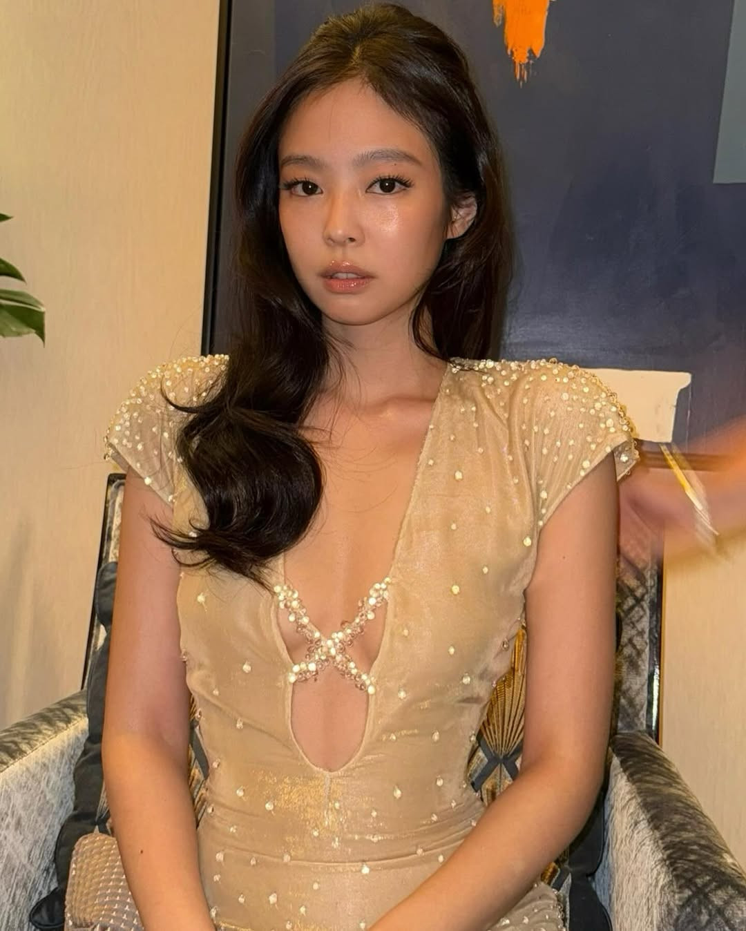 Kiểu trang điểm tông nude nhẹ nhàng cùng mái tóc nửa buộc nửa uốn xoăn và bộ móng tay dài lấp lánh hoàn thiện vẻ ngoài sang chảnh, cao cấp.