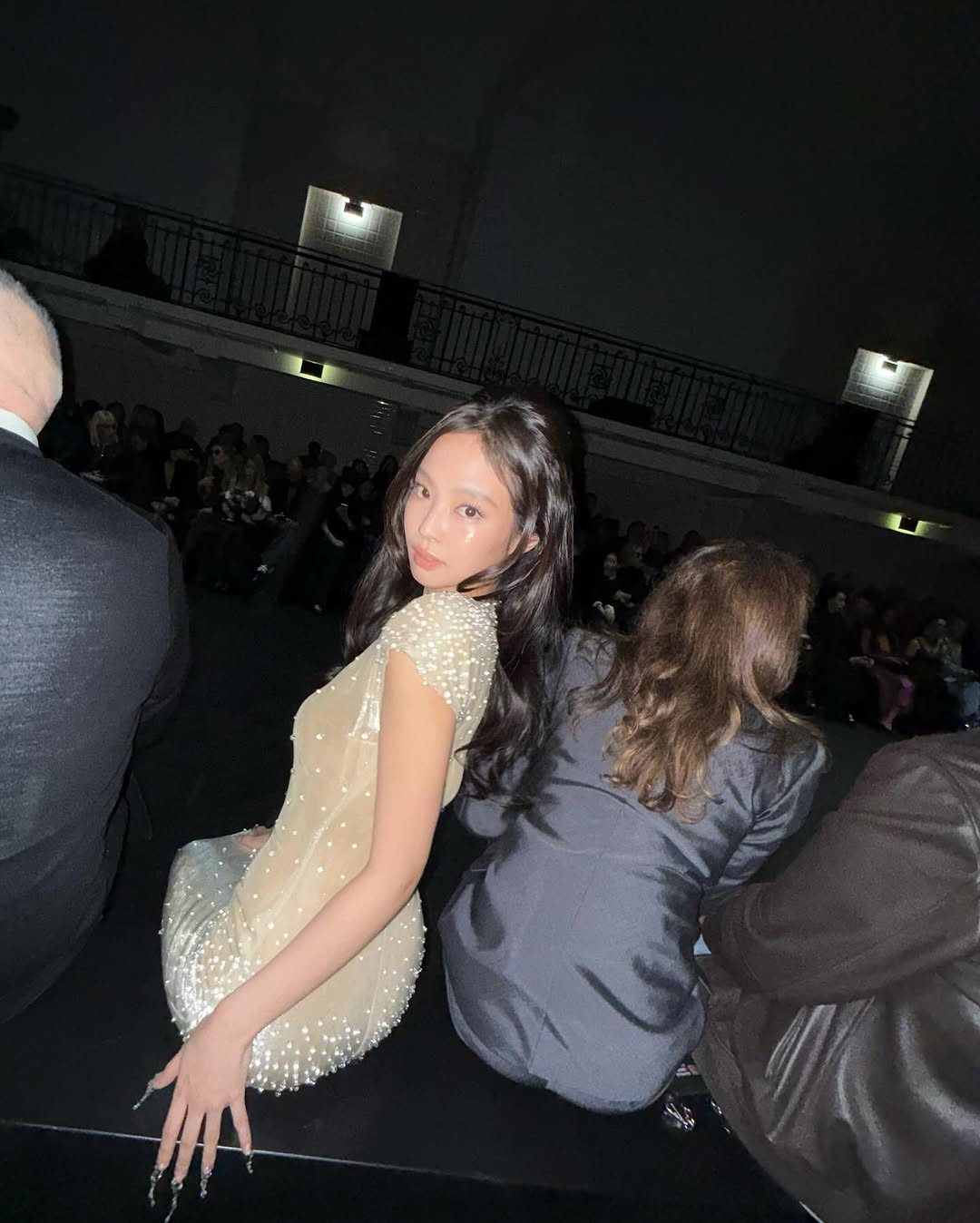 Cư dân mạng bình luận: “Jennie thực sự quyến rũ. Tôi ghen tỵ quá!”, “Jennie trông thật tuyệt vời trong những bộ trang phục cầu kỳ. Cô ấy cũng thường mặc trang phục đơn giản nhưng phong cách xa hoa lại hợp với cô ấy nhất”, “Cô ấy đang sống cuộc sống của một công chúa”, “Tôi nghĩ đây là lần đầu Jennie mặc váy dài kiểu công chúa tại một buổi trình diễn ở Paris”, “Đây là lý do tại sao các thương hiệu mời Jennie. Nhiều người có thể chưa từng nghe đến Jean Paul Gaultier trước đây, nhưng cô ấy lại mang đến cho họ rất nhiều sự chú ý”, “Jennie trông đẹp nhất khi trang điểm tông màu nude và nhẹ nhàng thay vì kiểu trang điểm hồng đào”, “Cô ấy thực sự giống một công chúa”, “Jennie xinh đẹp quá. Phong cách, bảng màu và kiểu trang điểm này đều hợp với cô ấy một cách hoàn hảo”, “Cô ấy còn đẹp hơn so với buổi trình diễn của Chanel”, “Tôi yêu phong thái vương giả của cô ấy”, “Cô ấy luôn chăm sóc bản thân rất tốt. Bất cứ khi nào sắp trở lại, cô ấy thực sự tỏa sáng”…