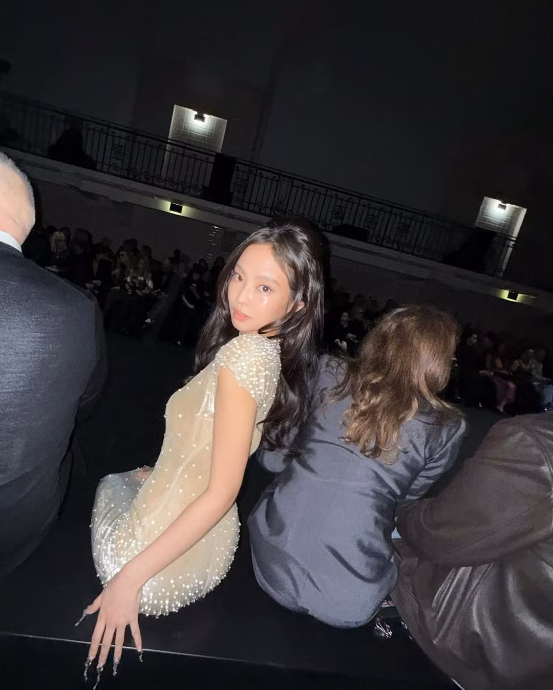 Cư dân mạng bình luận: “Jennie thực sự quyến rũ. Tôi ghen tỵ quá!”, “Jennie trông thật tuyệt vời trong những bộ trang phục cầu kỳ. Cô ấy cũng thường mặc trang phục đơn giản nhưng phong cách xa hoa lại hợp với cô ấy nhất”, “Cô ấy đang sống cuộc sống của một công chúa”, “Tôi nghĩ đây là lần đầu Jennie mặc váy dài kiểu công chúa tại một buổi trình diễn ở Paris”, “Đây là lý do tại sao các thương hiệu mời Jennie. Nhiều người có thể chưa từng nghe đến Jean Paul Gaultier trước đây, nhưng cô ấy lại mang đến cho họ rất nhiều sự chú ý”, “Jennie trông đẹp nhất khi trang điểm tông màu nude và nhẹ nhàng thay vì kiểu trang điểm hồng đào”, “Cô ấy thực sự giống một công chúa”, “Jennie xinh đẹp quá. Phong cách, bảng màu và kiểu trang điểm này đều hợp với cô ấy một cách hoàn hảo”, “Cô ấy còn đẹp hơn so với buổi trình diễn của Chanel”, “Tôi yêu phong thái vương giả của cô ấy”, “Cô ấy luôn chăm sóc bản thân rất tốt. Bất cứ khi nào sắp trở lại, cô ấy thực sự tỏa sáng”…