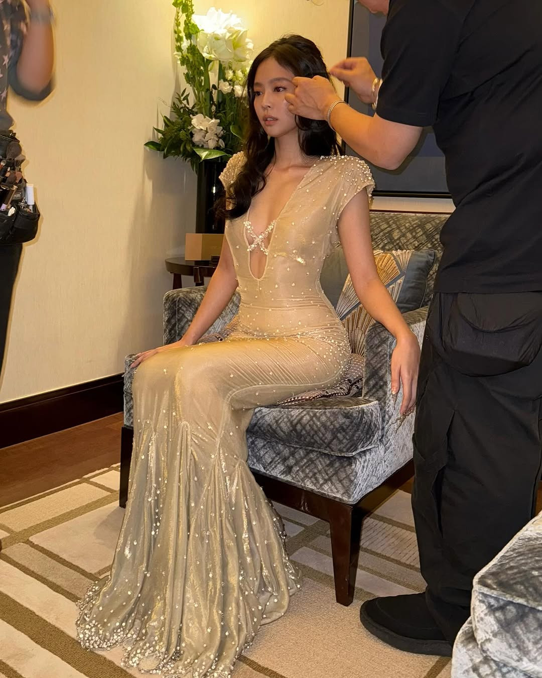 Diện mạo mới của rapper BlackPink gây bão mạng xã hội, với hàng triệu lượt thích. Hầu hết ý kiến đều công nhận Jennie phù hợp với phong cách quyến rũ và thời trang cao cấp. Nhiều người còn ví người đẹp sinh năm 1996 là công chúa thời hiện đại.