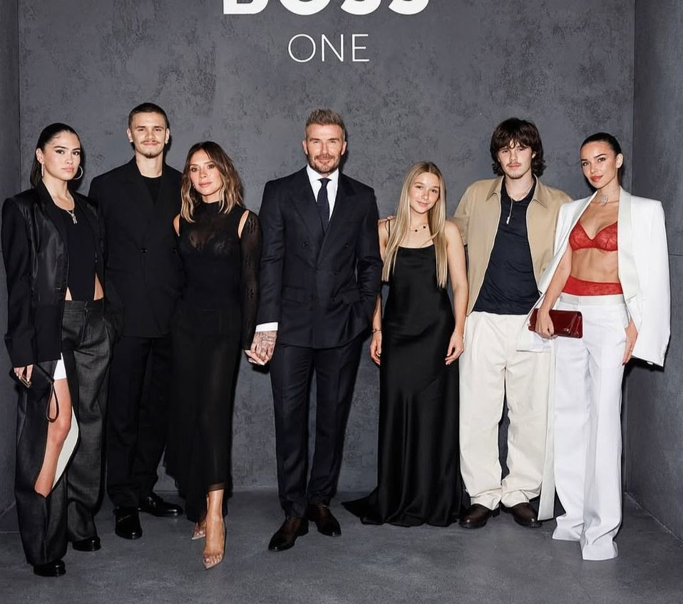 Bạn gái Romeo và Cruz cũng tham dự sự kiện. Brooklyn và vợ Nicole Peltz vắng mặt nhưng ủng hộ cha gián tiếp qua mạng xã hội. Ảnh: IG. Bạn gái Romeo và Cruz cũng tham dự sự kiện. Brooklyn và vợ Nicole Peltz vắng mặt nhưng ủng hộ cha gián tiếp qua mạng xã hội. Ảnh: IG.