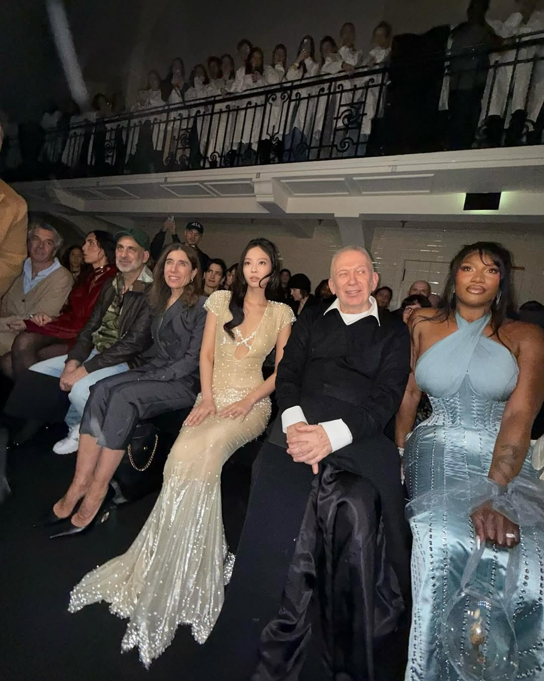 Ngoài sự nghiệp ca hát, Jennie có ảnh hưởng lớn trong ngành thời gian quốc tế. Điều đó được thể hiện qua việc cô được ngồi ở hàng ghế đầu show diễn, bên cạnh là nhà thiết kế thời trang Pháp đình đám Jean Paul Gaultier (người đàn ông mặc áo đen ngoài sơ mi trắng).