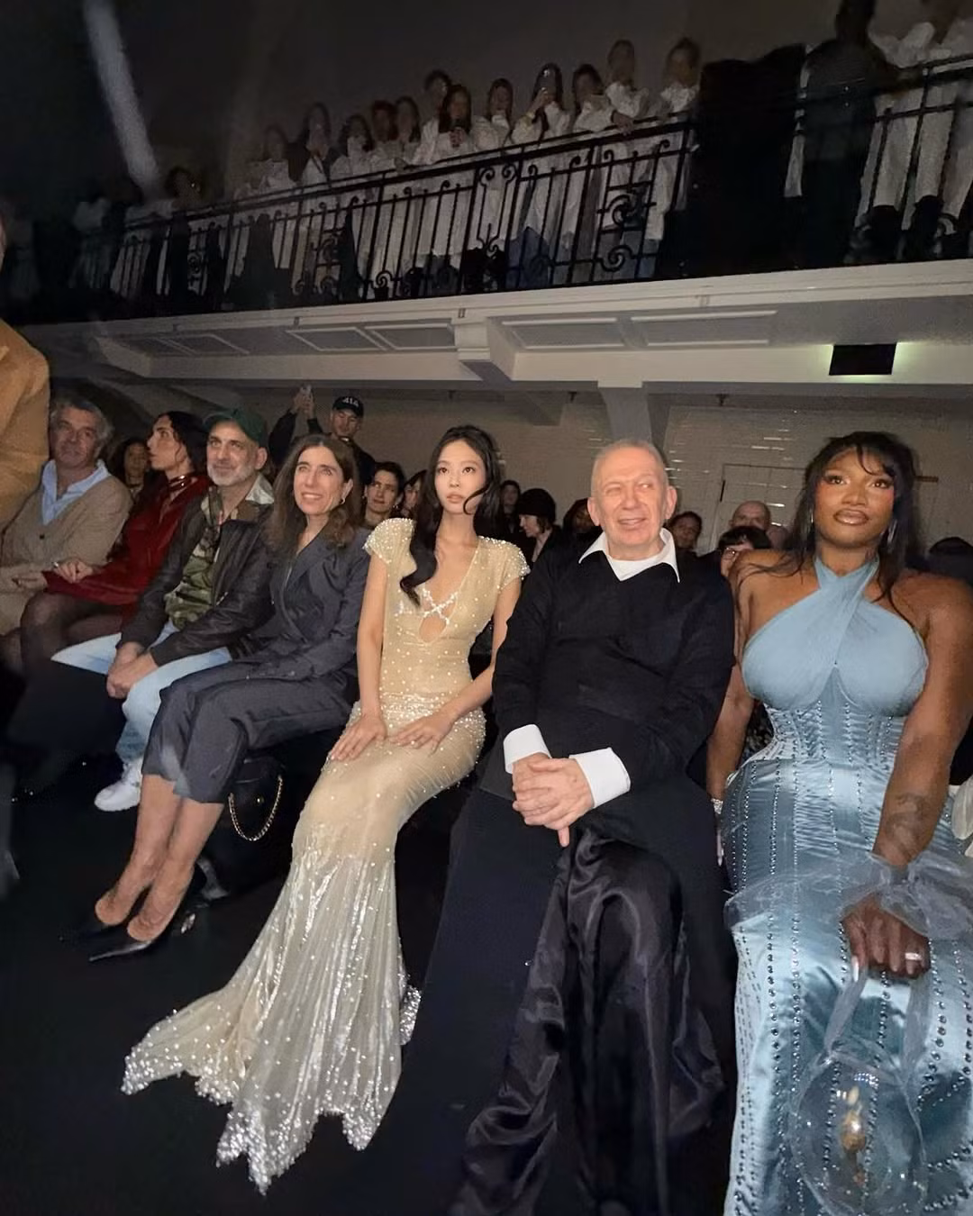 Ngoài sự nghiệp ca hát, Jennie có ảnh hưởng lớn trong ngành thời gian quốc tế. Điều đó được thể hiện qua việc cô được ngồi ở hàng ghế đầu show diễn, bên cạnh là nhà thiết kế thời trang Pháp đình đám Jean Paul Gaultier (người đàn ông mặc áo đen ngoài sơ mi trắng).