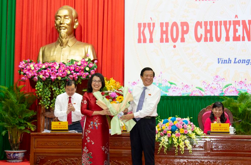 Bí thư Tỉnh uỷ Vĩnh Long Bùi Văn Nghiêm chúc mừng tân Ủy viên UBND tỉnh Vĩnh Long Hồ Thị Thu Hằng.