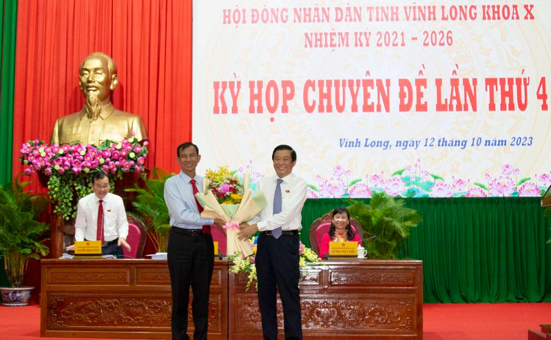 Bí thư Tỉnh uỷ Vĩnh Long Bùi Văn Nghiêm (bên phải) tặng hoa chúc mừng Phó Chủ tịch UBND tỉnh Vĩnh Long Đặng Văn Chính. Ảnh: Báo Chính phủ