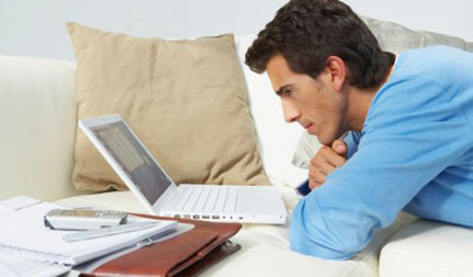 Tìm việc online được nhiều bạn trẻ tham gia vì tính tiện dụng.Ảnh minh họa. Tìm việc online được nhiều bạn trẻ tham gia vì tính tiện dụng.Ảnh minh họa