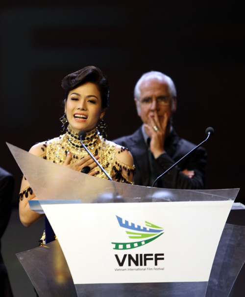 Nhật Kim Anh xúc động khi nhận giải Nữ diễn viên xuất sắc nhất