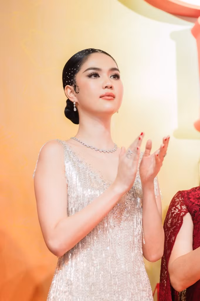 "Tư Nhị" Ngọc Trinh