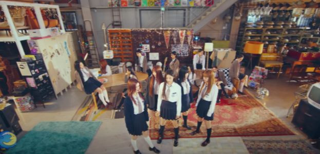 Trang phục của NewJeans trong video trình diễn ca khúc Ditto