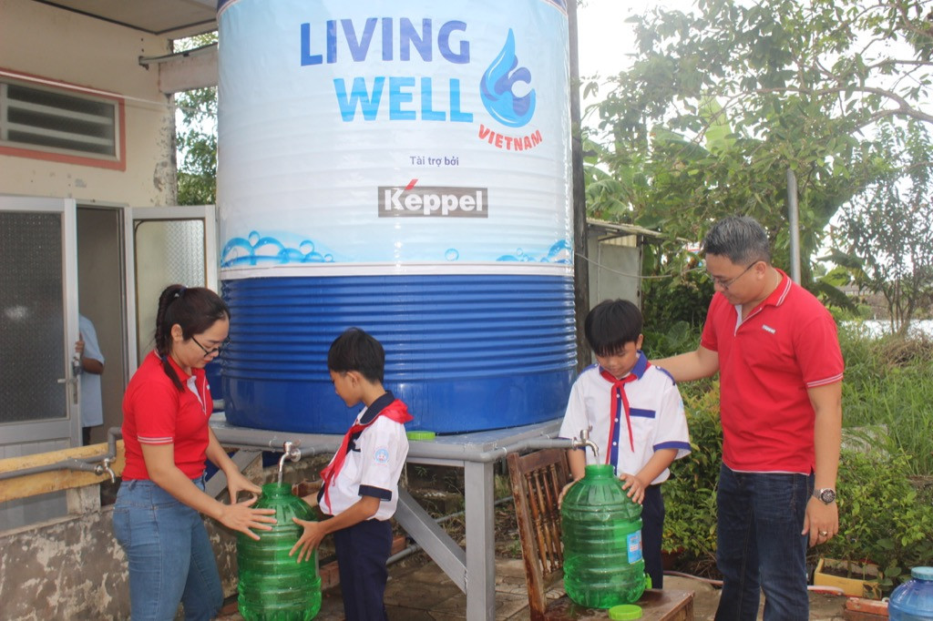Các em học sinh vui mừng khi hệ thống máy lọc nước nhiễm mặn về địa phương. Các em học sinh vui mừng khi hệ thống máy lọc nước nhiễm mặn về địa phương.