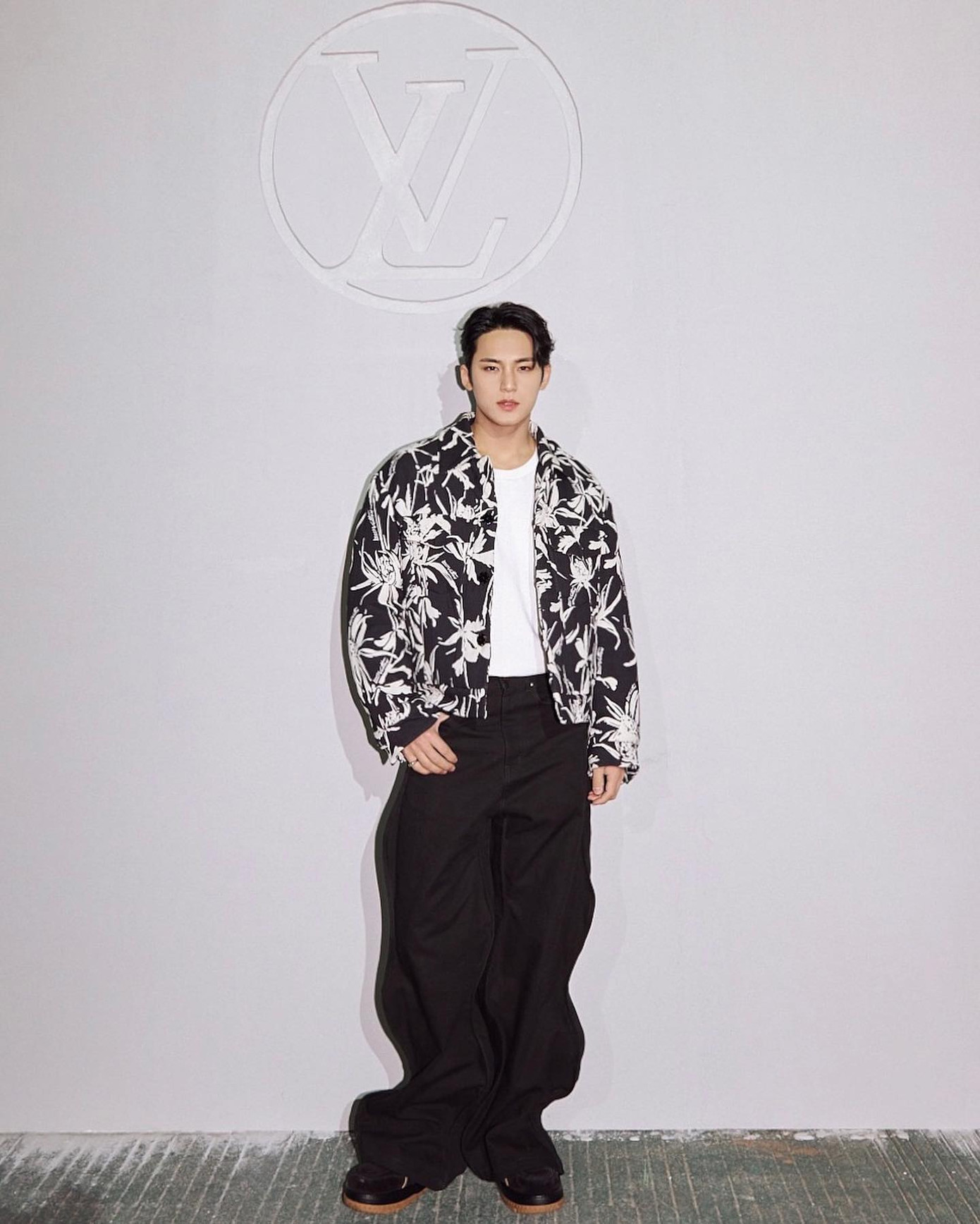 Mingyu (Seventeen) khoe vẻ điển trai cùng set đồ thời thượng.