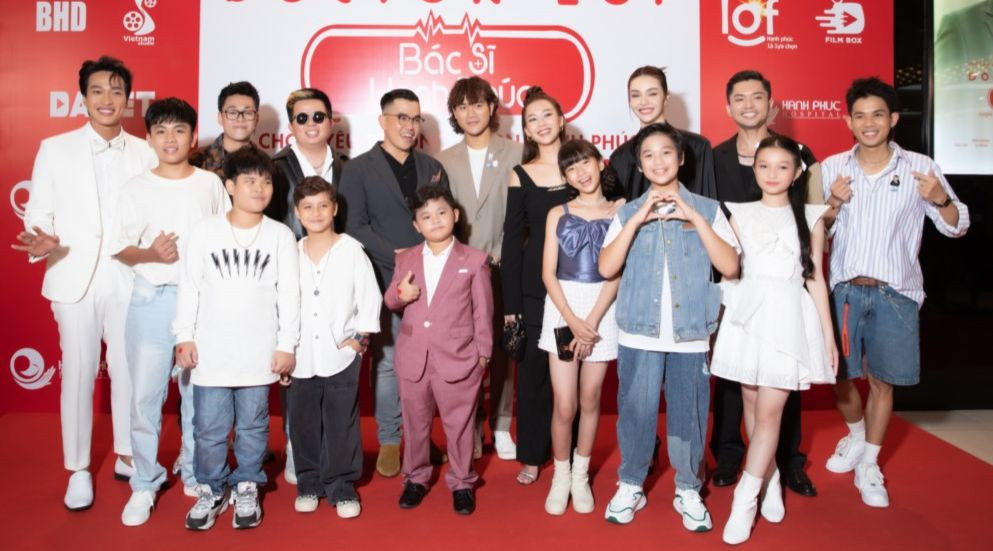 Dàn diễn chính và diễn viên nhí trên thảm đỏ