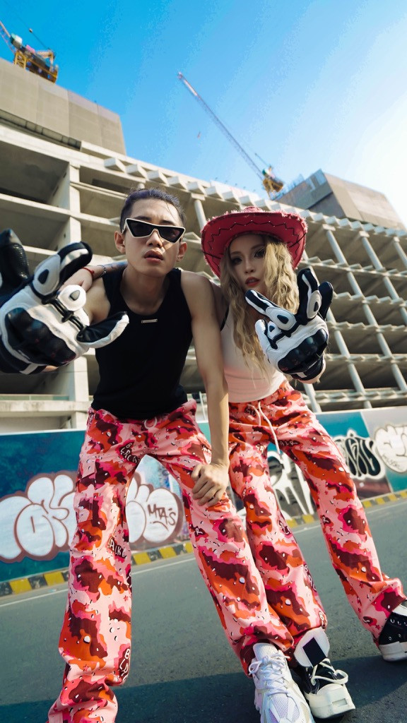 Cặp đôi sở hữu sự tương đồng về phong cách thời trang, kĩ năng nhảy múa