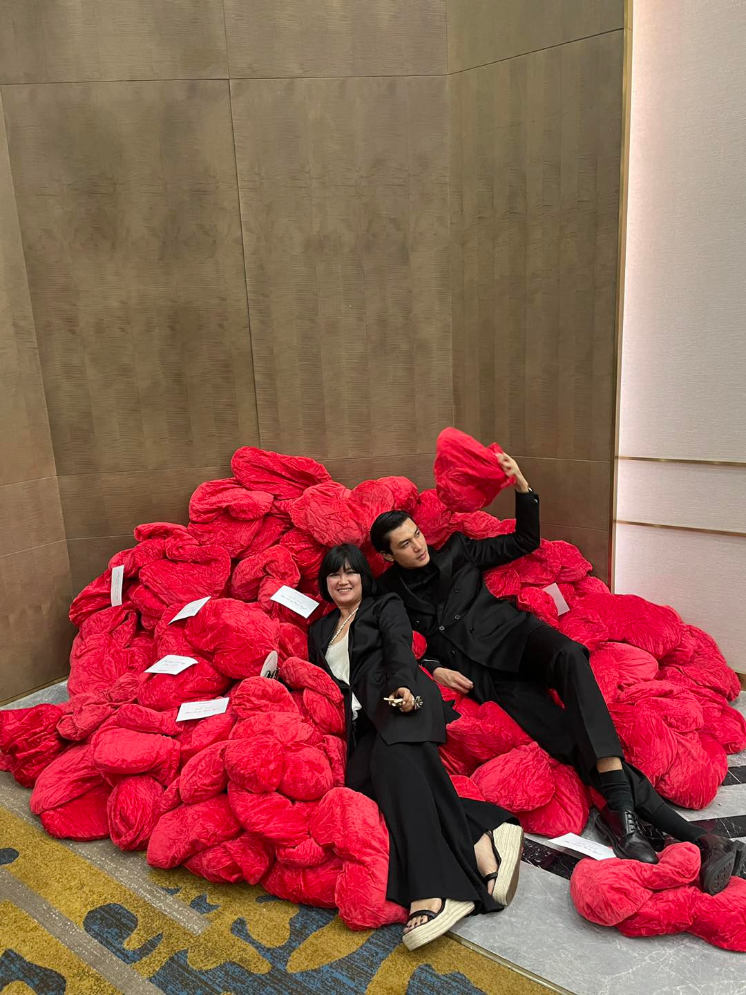 Quang Đại cùng khách mời trải nghiệm tại triển lãm. Quang Đại cùng khách mời trải nghiệm tại triển lãm.