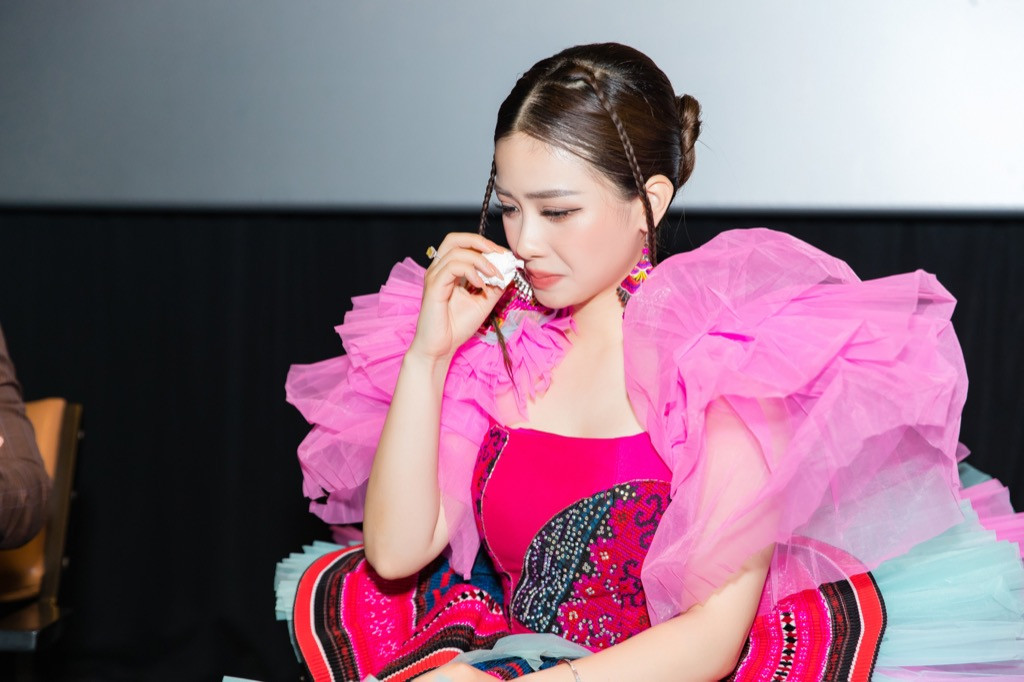 Dương Hoàng Yến bật khóc trong buổi ra mắt MV khi lắng nghe lời tâm sự của Võ Hạ Trâm
